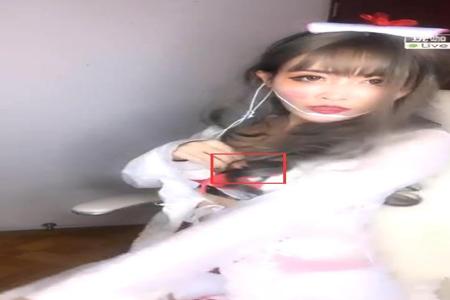 女主播直播和平精英意外暴露开挂(女主播直播打和平精英)